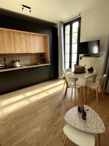 Le Vauban, central, dynamique, rénové et convivial , clim, balcon