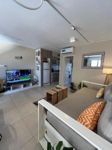 "The Best in the City" Hermoso departamento amplio, moderno y luminoso, ubicado en el centro de la ciudad, a pocas cuadras de peatonal Junin, a cuadras de plaza torrent y plaza la cruz, edificio moderno con ingreso digital, hasta 4 personas