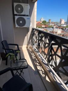 "The Best in the City" Hermoso departamento amplio, moderno y luminoso, ubicado en el centro de la ciudad, a pocas cuadras de peatonal Junin, a cuadras de plaza torrent y plaza la cruz, edificio moderno con ingreso digital, hasta 4 personas