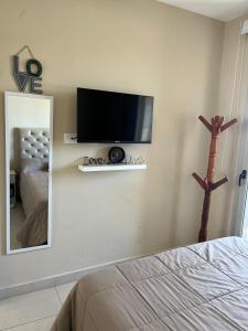 "The Best in the City" Hermoso departamento amplio, moderno y luminoso, ubicado en el centro de la ciudad, a pocas cuadras de peatonal Junin, a cuadras de plaza torrent y plaza la cruz, edificio moderno con ingreso digital, hasta 4 personas