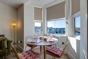 Bright North Bay Apartment Cricket Ground Views