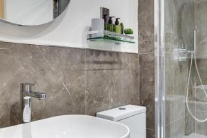 Bright North Bay Apartment Cricket Ground Views