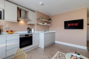 Bright North Bay Apartment Cricket Ground Views