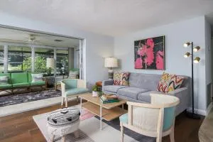 Siesta Sol Art Bungalow- 2 miles to Siesta Key! - Gulf Gate Estates