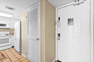 One Seagrove Place 2106