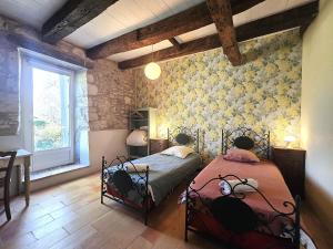 Maisons de vacances Magnifique ferme renovee et sa piscine ecologique - 15 personnes - 7 chambres : photos des chambres
