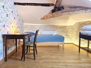 Maisons de vacances Magnifique ferme renovee et sa piscine ecologique - 15 personnes - 7 chambres : photos des chambres