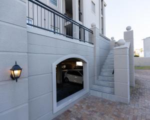 Century On Lake Apartment