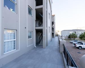 Century On Lake Apartment