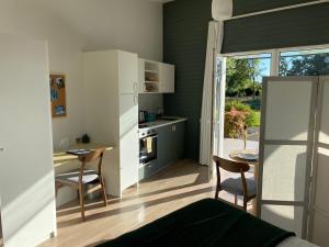 Hotels Hotel Les Voisins Beaucemaine : photos des chambres