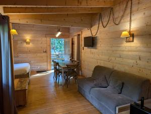 Hotels Les Cabanes Dans Les Bois Logis Hotel : photos des chambres