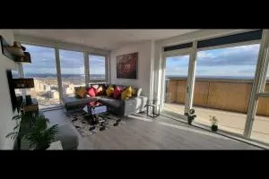 Sky-High Luxury Stay Next to Heathrow - 豪士罗