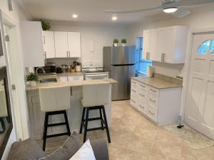 Sunny and Bright South Cottage - Quiet and Central