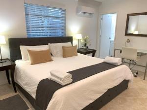 Sunny and Bright South Cottage - Quiet and Central