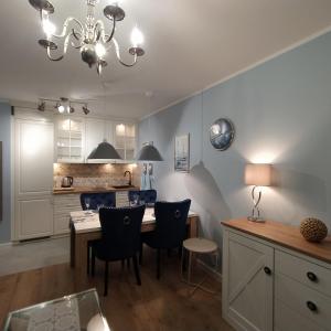 Apartamenty Centrum Warszawska 66 niebieski i różowy