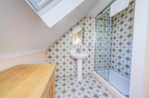 Relaxing Coastal Cottage with Hot Tub & Views