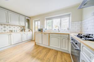 Relaxing Coastal Cottage with Hot Tub & Views