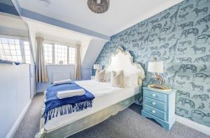 Relaxing Coastal Cottage with Hot Tub & Views