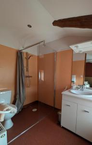 Hotels L'Estampille : Chambre Triple avec Salle de Bains Privative