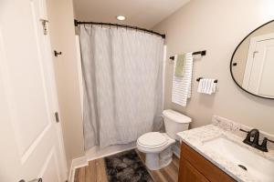 King Bed Newly Updated Condo!