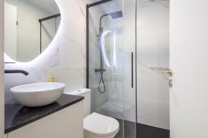 Quiet Duplex w Patio in Lapa by LovelyStay