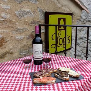 Hotels Les Cabanes Dans Les Bois Logis Hotel : photos des chambres