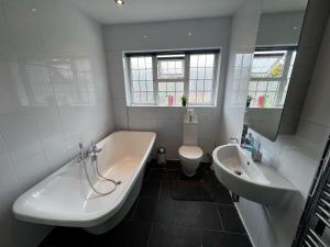 Spacious House in Luton -11 Beds