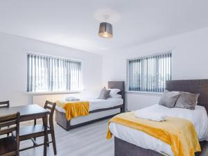 Sleeps 10-5 Beds-Parking-Peaceful - Fast WiFi