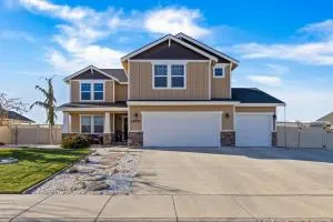 Chic & Cozy Room, Unique Design, Shared Amenities Near CofI and Lake Lowell - 考德威尔