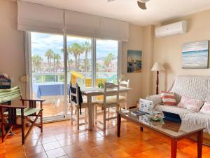 Apartamento en Urbanización Privada con Piscina en Primera Linea de Playa