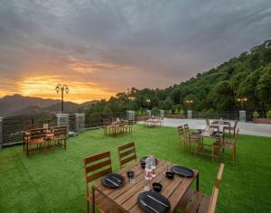 Kasauli Hills Crest l 1 br l Roof top Restaurant