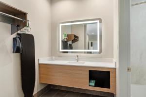 Clarion Pointe Spring - Houston North