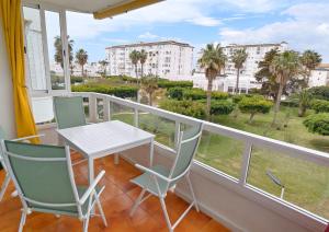 Apartamento en Urbanización Privada con Piscina en Primera Linea de Playa