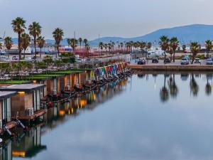 Boat Haus - Casas Flotantes frente a Gibraltar
