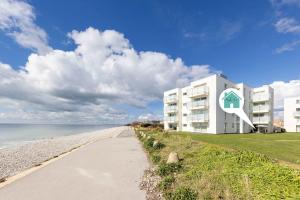 Stylish Ground Floor Apartment with Sea Views - 4-star hotels in East Wittering