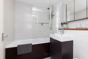 Stylish Ground Floor Apartment with Sea Views