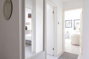 Stylish Ground Floor Apartment with Sea Views