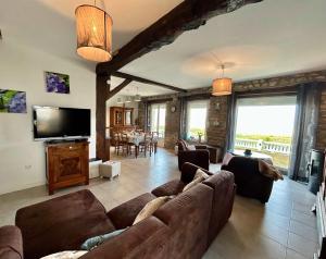 Charming seaside family home - sleeps 8