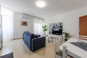 Billy s 4 BDR Apartment by PS