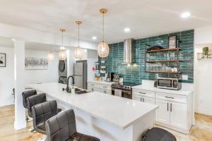 Hikers Paradise Twentynine Palms Home with Deck!