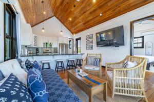 Belizean Serenity with Private Hot Tub and Pool at Mahogany Bay