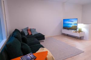 Large renovated townhouse with sauna and patio