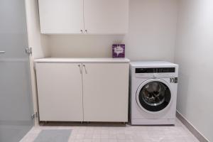 Large renovated townhouse with sauna and patio