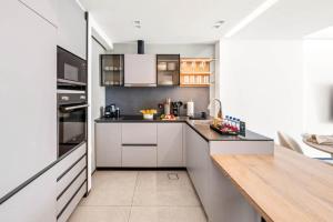 Large 2BR with Work Desk, Pool, Gym and Kids Area