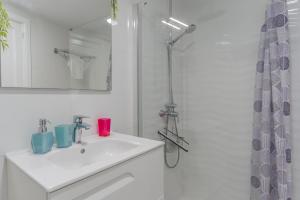 Malibu park studio with ocean views & heated pool