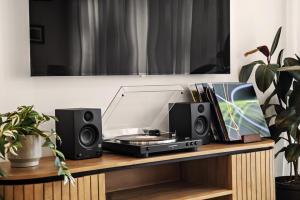 Peaceful Escape with King Bed, Parking and Walk to CBD!