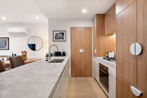 Peaceful Escape with King Bed, Parking and Walk to CBD!