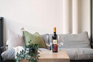 Peaceful Escape with King Bed, Parking and Walk to CBD!