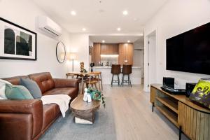Peaceful Escape with King Bed, Parking and Walk to CBD!