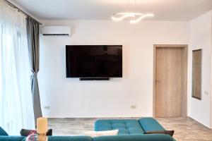 Gota Place between lake and sea